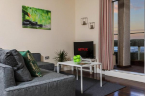 Elite flat near shopping areas and restaurants with parking